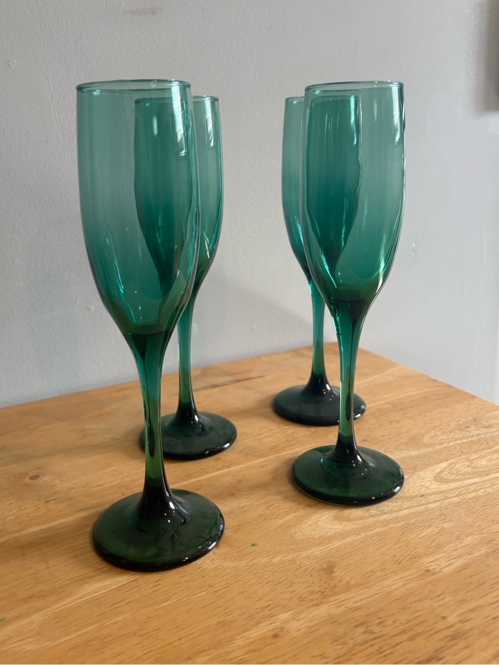 Set of 4 Emerald Green Champagne Flutes | Elegant Vintage Style Glassware - Picture 3 of 4